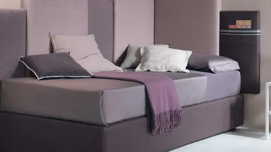 Letto singolo sommier Corner con boiserie rivestita in tessuto di Tomasella